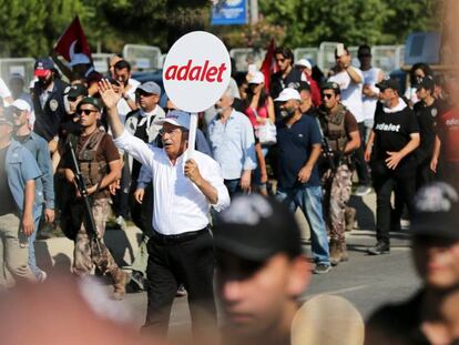 Kemal Kiliçdaroglu carrega um cartaz com a palavra ‘justiça’.