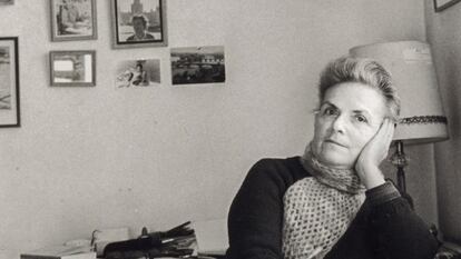 L'escriptora Teresa Pàmies, a l'estudi de casa seva el 1979.
