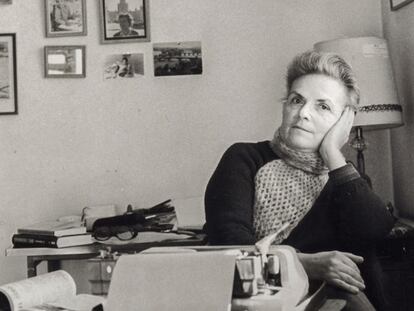 L'escriptora Teresa Pàmies, a l'estudi de casa seva el 1979.
