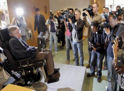 El cosmólogo británico Stephen Hawking al inicio de la rueda de prensa que ha dado este mediodía en Santiago de Compostela