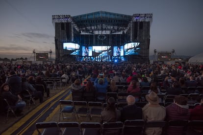 Los primeros minutos del concierto se llevaron a cabo con la mitad de los lugares vacíos.