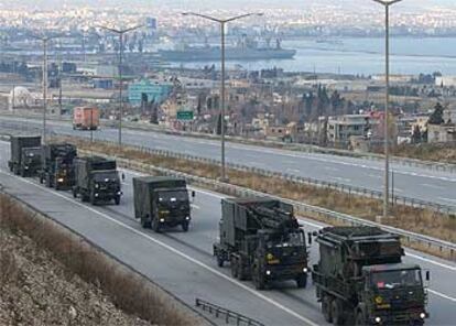 Un convoy danés con unidades de misiles patriot llegan a la ciudad turca de Iskenderun.