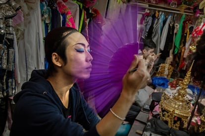 Un drag queen se maquilla antes de su actuación en el club Chunai 98 en Nanning en el sur de China.