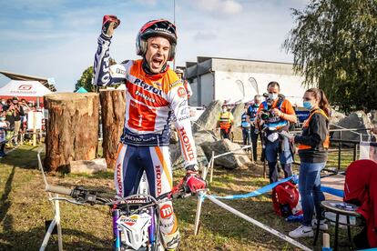 Toni Bou, tras proclamarse campeón del mundo de trial al conseguir la victoria en la prueba celebrada en la localidad italiana de Lazzate.