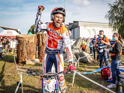 Toni Bou, tras proclamarse campeón del mundo de trial al conseguir la victoria en la prueba celebrada en la localidad italiana de Lazzate.