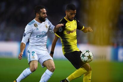 El jugador del Real Madrid, Dani Carvajal, defiende al jugador del Borussia de Dortmund, Jeremy Toljan, en una acción del partido.