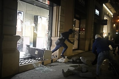 Una persona escapa tras asaltar una tienda de Barcelona durante otra jornada de protestas por la detención del cantante de rap Pablo Hasél.