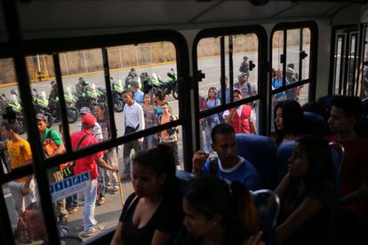 Pasajeros hacen fila para abordar los buses habilitados como vía alternativa para trasportarse, luego de que el apagón eléctrivo afectara el ferrocarril en la carretera entre Caracas y Charallave. El líder chavista, Nicólas Maduro, ha atribuido ambos apagones a sendos sabotajes, el segundo un incendio en el patio de transformadores de principal central eléctrica del país, la del Guri.