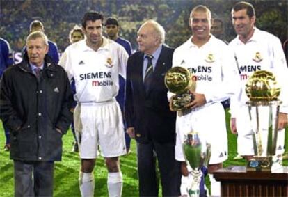 Kopa, Figo, Di Stefano, Ronaldo y  Zidane, poco antes del inicio del partido que el Real Madrid ha disputado  contra la Seleccion de la FIFA con motivo del centenario del club.