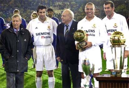 Kopa, Figo, Di Stefano, Ronaldo y Zidane, poco antes del inicio del partido que el Real Madrid ha disputado contra la Seleccion de la FIFA con motivo del centenario del club.