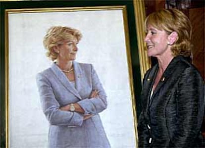 Esperanza Aguirre frente a su retrato.