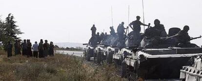 Una columna de carros de combate rusos, detenida ayer en una carretera situada a las fueras de Gori.