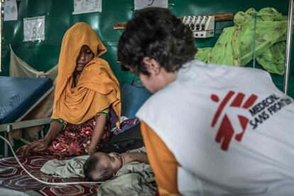 Ansar y su hijo de tres meses, Salim Ullah, dentro del hospital de MSF en Goyalmara, Bangladés.