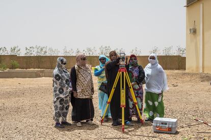 Mukhtere Boubacar, de 33 años y rodeada de sus compañeras, se asoma al teodolito durante una clase práctica del curso de ayudante topógrafo que se imparte en la Escuela Nacional de Trabajos Públicos de Aleg, en el sur de Mauritania. Divorciada y con tres hijos, está empeñada en demostrar que las mujeres pueden hacer los mismos trabajos que los hombres.