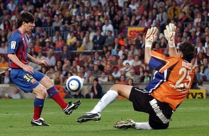 L'1 de maig del 2005, Messi va signar el seu primer gol amb la samarreta blaugrana. El va fer al Camp Nou, contra de l'Albacete, en rebre una magnífica passada de 'cullera' de Ronaldinho i superar el porter Valbuena amb una magnífica vaselina.