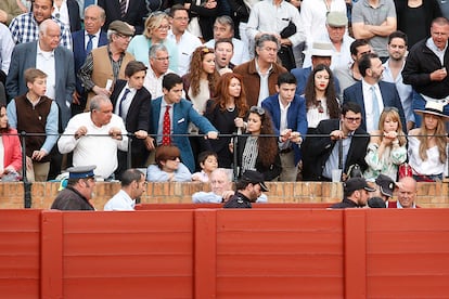 Jóvenes entre el público de una corrida de toros de la Feria de abril de Sevilla, en la Real Maestranza en 2016.