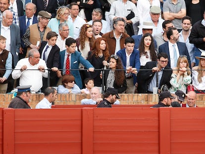 Jóvenes entre el público de una corrida de toros de la Feria de abril de Sevilla, en la Real Maestranza en 2016.