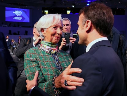 Emmanuel Macron y Christine Lagarde, en enero de 2024 en el foro de Davos (Suiza).
