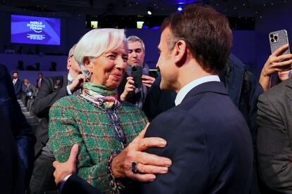 Emmanuel Macron y Christine Lagarde, en enero de 2024 en el foro de Davos (Suiza).