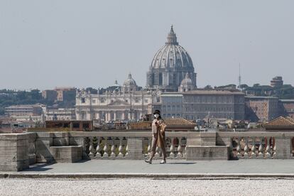 Un mujer camina por Villa Borghese este domingo 12 de abril 
