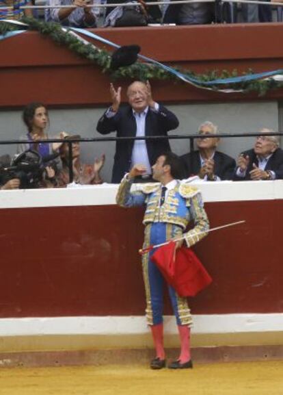 Juan Carlos I recoge la montera en el brindis de Ponce.