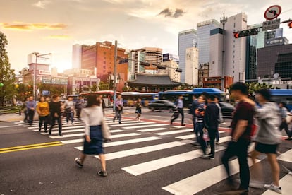 Concurrida intersección en el centro de Seúl.