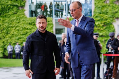 El canciller alemán Friedrich Merz recibe al presidente ucranio Volodímir Zelenski, este miércoles en Berlín.