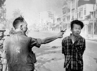 Una foto histórica que ganó el premio Pulitzer: el genal survietnamita Nguyen Ngoc Loan dispara a un miembro del Vietcong en Saigón, en 1968
