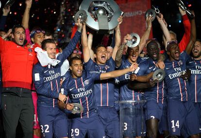 De izquierda a derecha: Paul Clement, David Beckham, Lucas Moura, Thiago Silva (levantando la el trofeo), Gregory Van Der Wiel, Mamadou Sakho, Blaise Matuidi, y Jeremy Menez celebran su triunfo en la liga francesa. Este es el tercer título de Liga del PSG y lo conisguió 19 años después del último (1993/1994). El primero fue en la temporada 85/86.