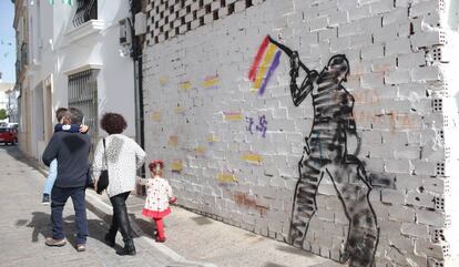 Una familia pasea por una calle de Trebujena, Cádiz.