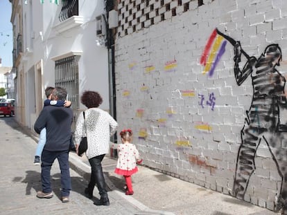 Una familia pasea por una calle de Trebujena, Cádiz.