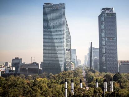 Vista de la torre BBVA en el paseo de la Reforma de Ciudad de México.