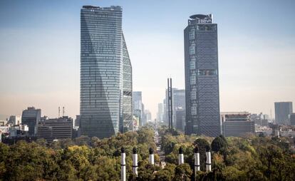 Vista de la torre BBVA en el paseo de la Reforma de Ciudad de México.