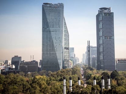 Vista de la torre BBVA en el paseo de la Reforma de Ciudad de México.