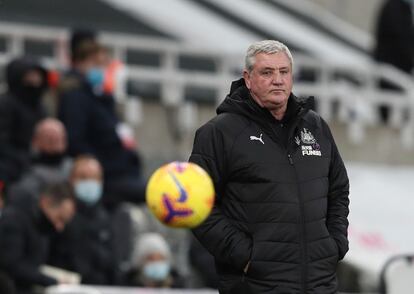 Steve Bruce durante un partido de la Premier League al frente del Newcastle United.