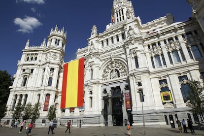 Una bandera de España preside la fachada principal de la sede del Ayuntamiento de Madrid.