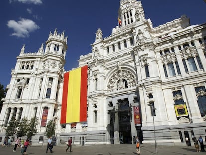 Una bandera de España preside la fachada principal de la sede del Ayuntamiento de Madrid.