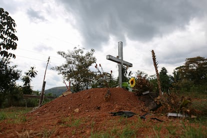 La tumba de Sergio Rojas una semana después del entierro del activista, en abril de 2019. Tras un atentado anterior contra su vida en 2012, el Comité de Naciones Unidas para la Eliminación de la Discriminación Racial instó al Gobierno de Costa Rica a tomar medidas preventivas que “diesen respuesta a la violencia y la impunidad que asolan a la comunidad de Salitre”.