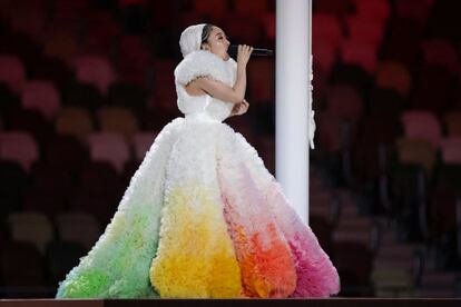 A cantora japonea Misia canta o hino nacinal do Japão.