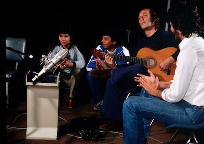 Camar&oacute;n (l), Paco de Luc&iacute;a on guitar and Tomatito (far right) during a recording session in 1981.