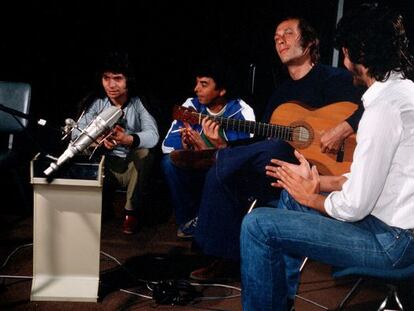 Camar&oacute;n (l), Paco de Luc&iacute;a on guitar and Tomatito (far right) during a recording session in 1981.