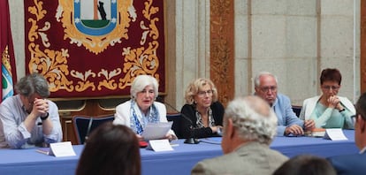 Desde la izquierda, Andrés Trapiello, Francisca Sauquillo, Manuela Carmena y José Álvarez Junco, en la reunión del pasado viernes.