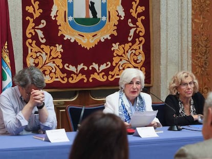 Desde la izquierda, Andrés Trapiello, Francisca Sauquillo, Manuela Carmena y José Álvarez Junco, en la reunión del pasado viernes.