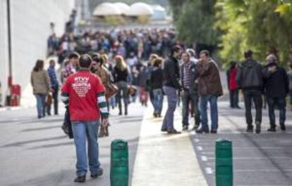 Reunión de trabajadores de RTVV en las cocheras del centro de producción de programas de Burjassot (Valencia).
