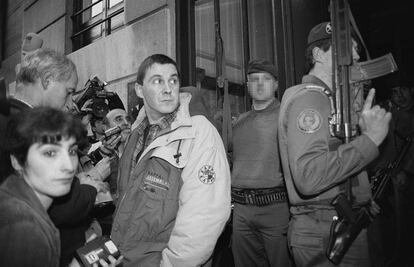 15 de marzo de 1999. Arnaldo Otegi, líder de HB, ante la sede de Herri Batasuna mientras es registrada por la Guardia Civil, en cumplimiento de una orden judicial buscando la conexión de la organización "abertzale" y ETA, en San Sebastián.