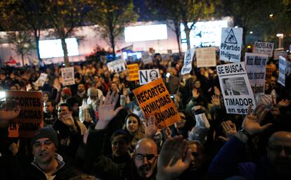 Trabajadores del sistema sanitario público de Madrid protestan a las puertas de la Asamblea.