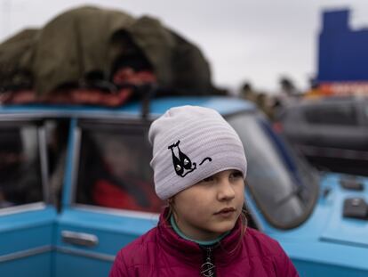 Una familia llega con su vehículo al centro de recepción de refugiados donde serán registrados, en Zaporizyia (Ucrania).