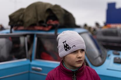 Una familia llega con su vehículo al centro de recepción de refugiados donde serán registrados, en Zaporizyia (Ucrania).