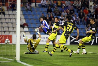 Tote marca al portero Raúl Navas el primer tanto del Hércules al Córdoba, en el partido de Segunda División del pasado 10 de mayo.