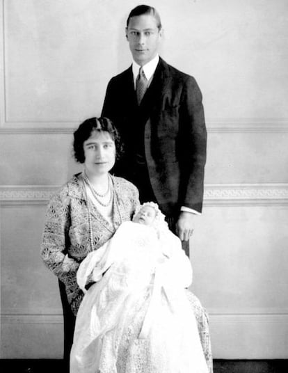 Isabel Alejandra María (futura Isabel II) nació el 21 de abril de 1926, en Londres. Es hija de los Duques de York, futuros Jorge VI e Isabel, conocida como 'reina Madre'.